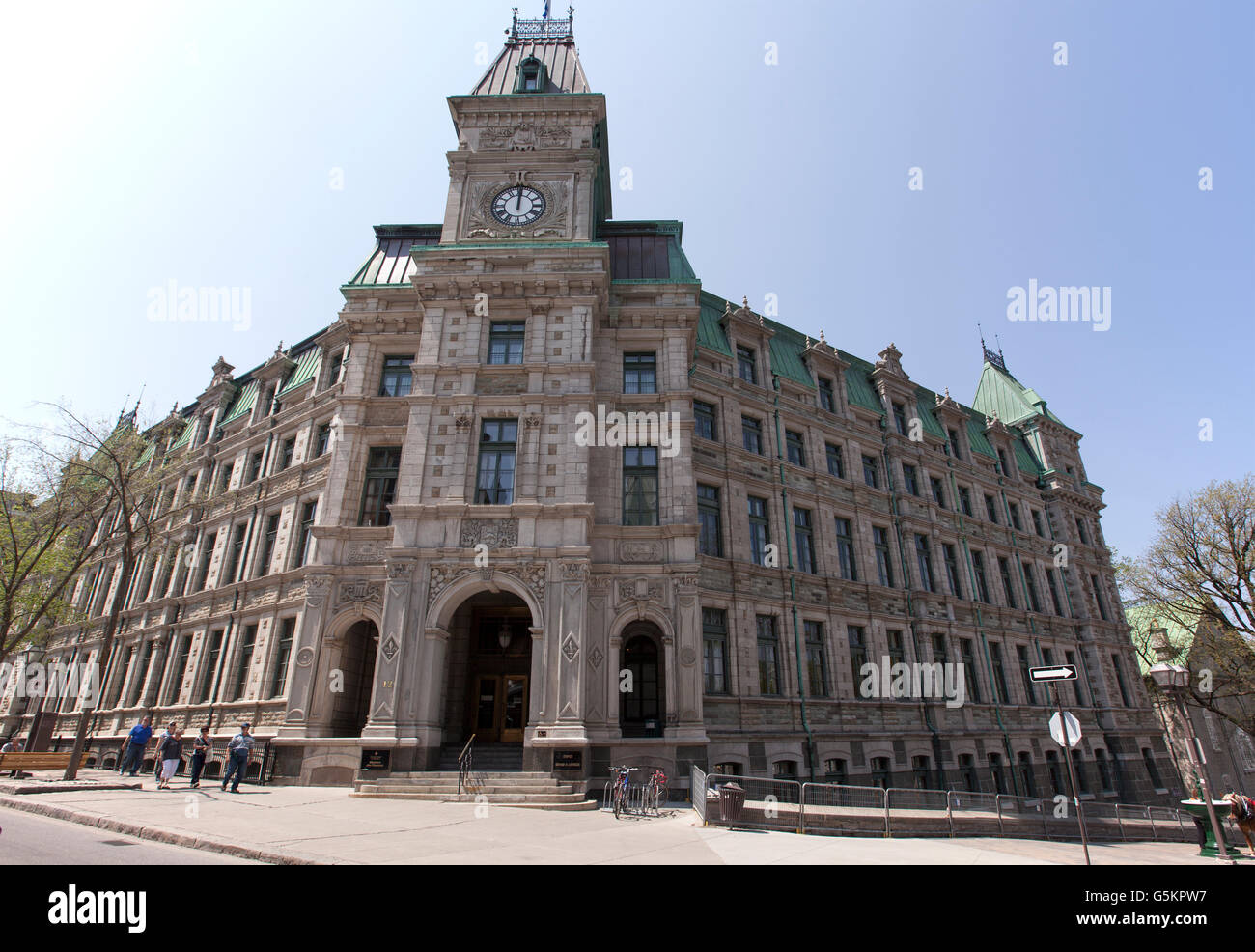QUEBEC Stadt - 24. Mai 2016: Ein Stil des Second Empire Gerichtsgebäude von Eugène Étienne Taché entworfen; diente als Gerichtsgebäude für fast Stockfoto QUEBEC Stadt - 24. Mai 2016: Ein Stil des Second Empire Gerichtsgebäude von Eugène Étienne Taché entworfen; diente als Gerichtsgebäude für fast Stockfoto