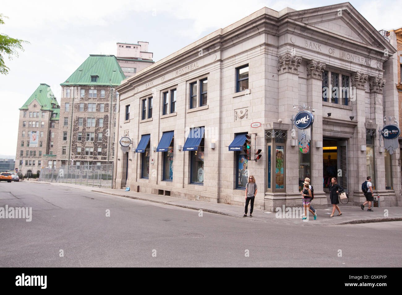 QUEBEC Stadt - 24. Mai 2016: Historisches Bankgebäude von Montreal in Quebec Altstadt, auf Rue Saint Jean. Stockfoto