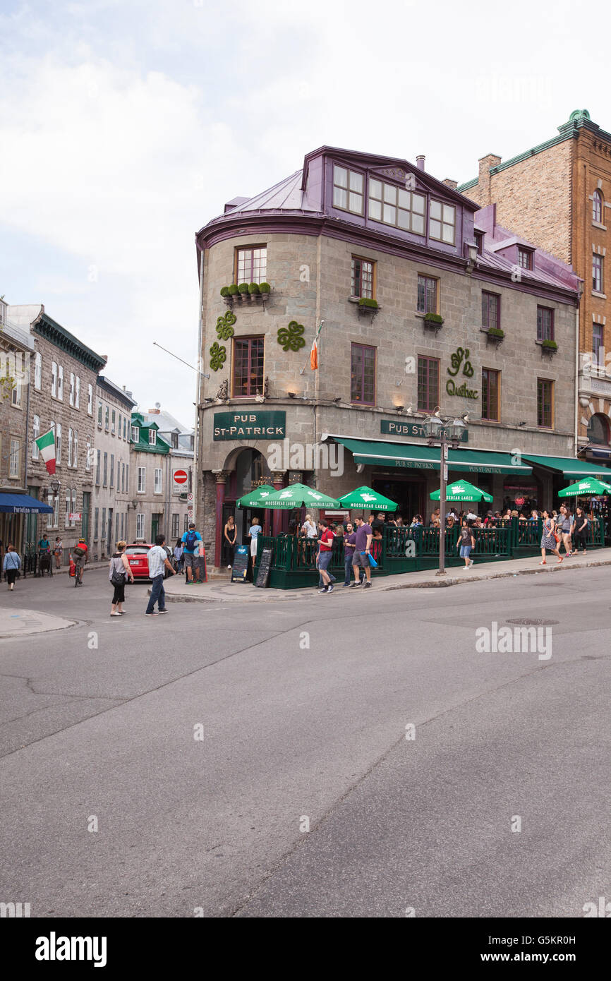 QUEBEC Stadt - 24. Mai 2016: Historische Rue Saint Jean inold Quebec Stadt zieht Tausende von Touristen jedes Jahr im Sommer. Stockfoto