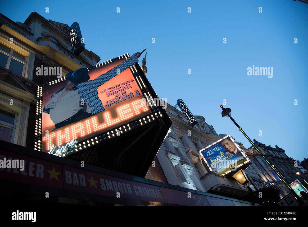 Thriller Live & unterwegs zwischen Vorführungen am Lyric & Apollo Theater bzw. auf Shafesbury Avenue, London in der Abenddämmerung. Stockfoto