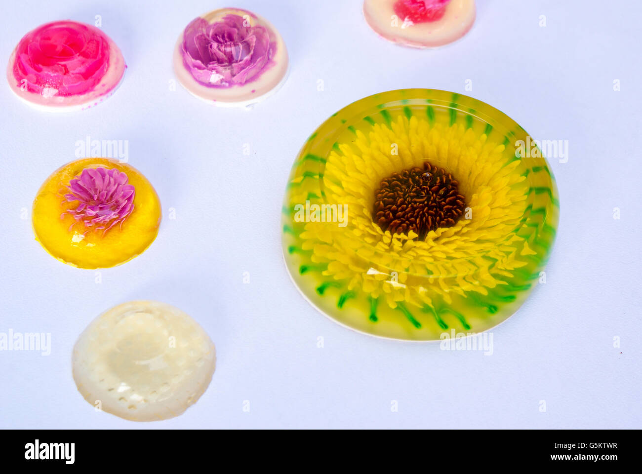 Foto von einigen bunten Gelee Kugeln mit Blumen Stockfoto