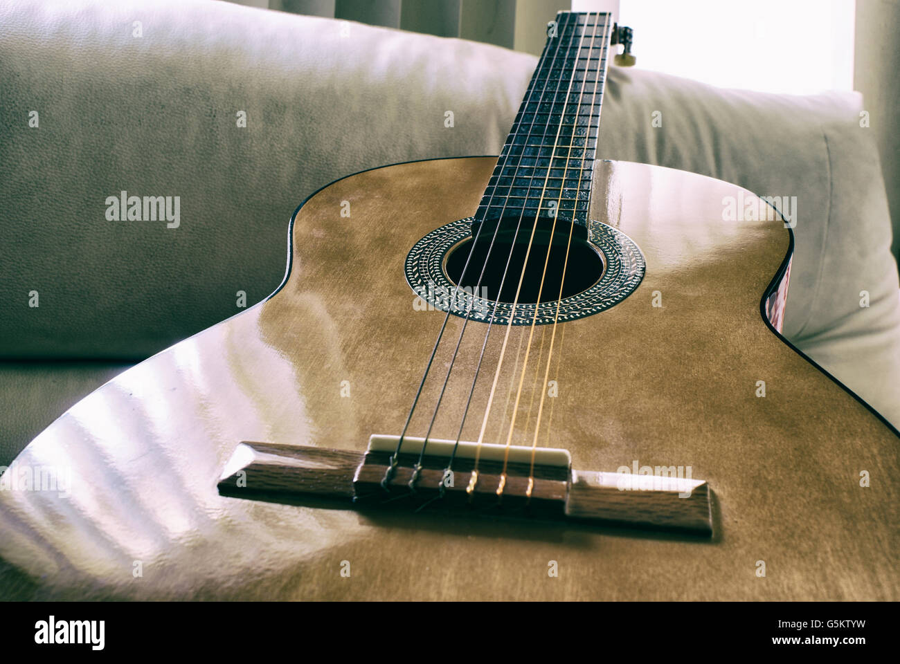Foto von einer akustischen Gitarre Stockfoto