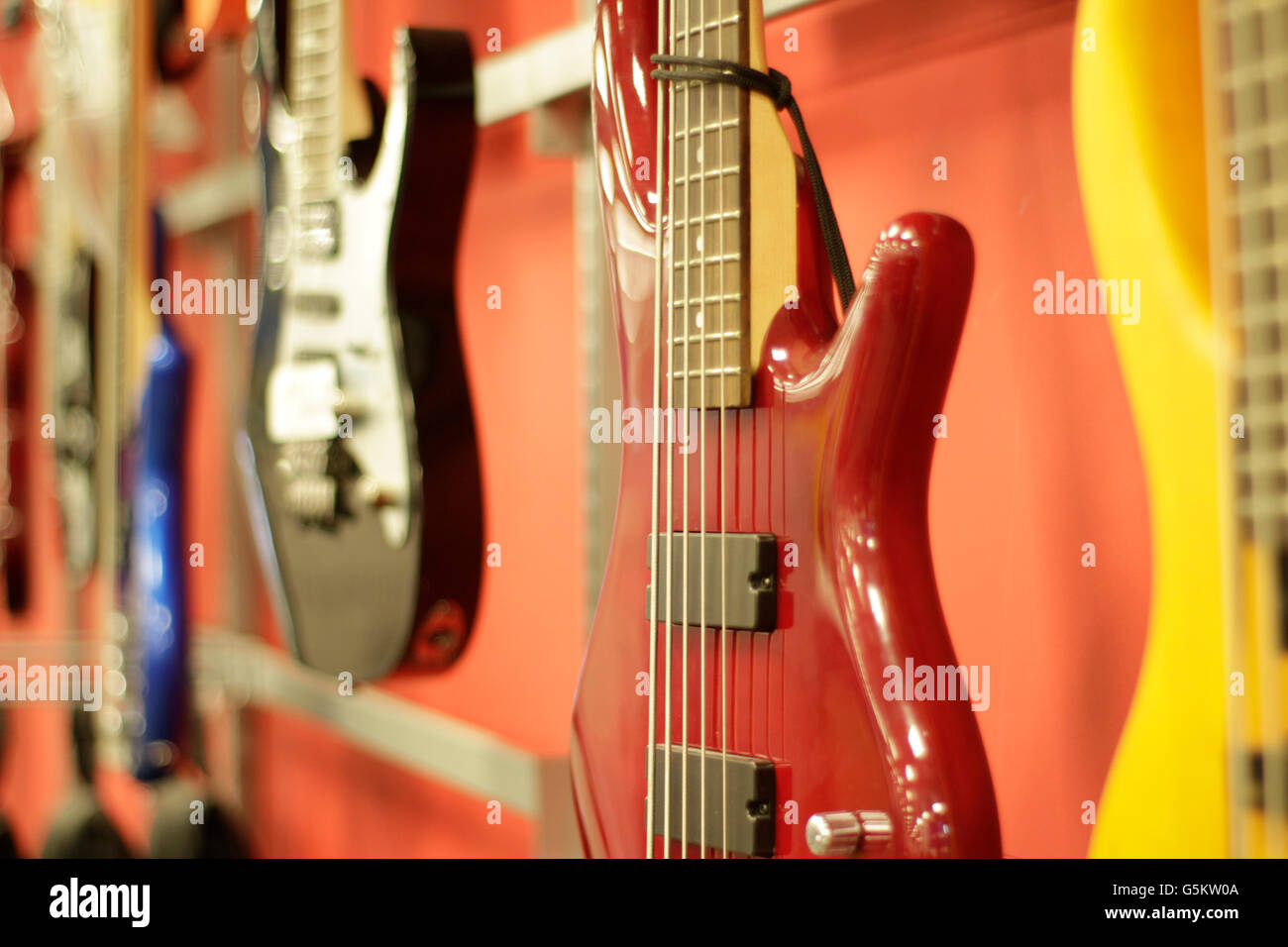 Foto von einigen e-Gitarren auf einem Musikgeschäft Stockfoto