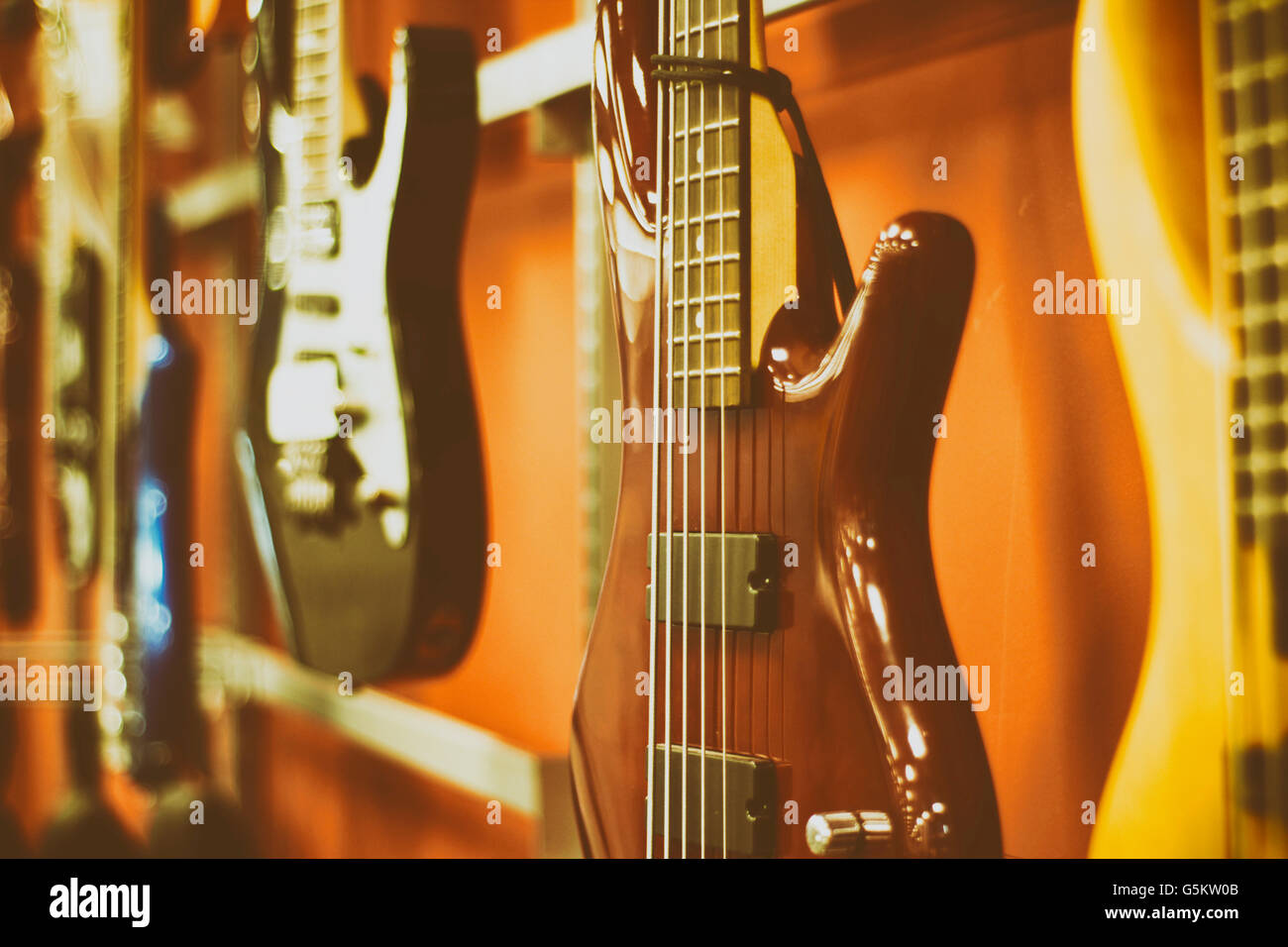 Foto von einigen e-Gitarren auf einem Musikgeschäft Stockfoto