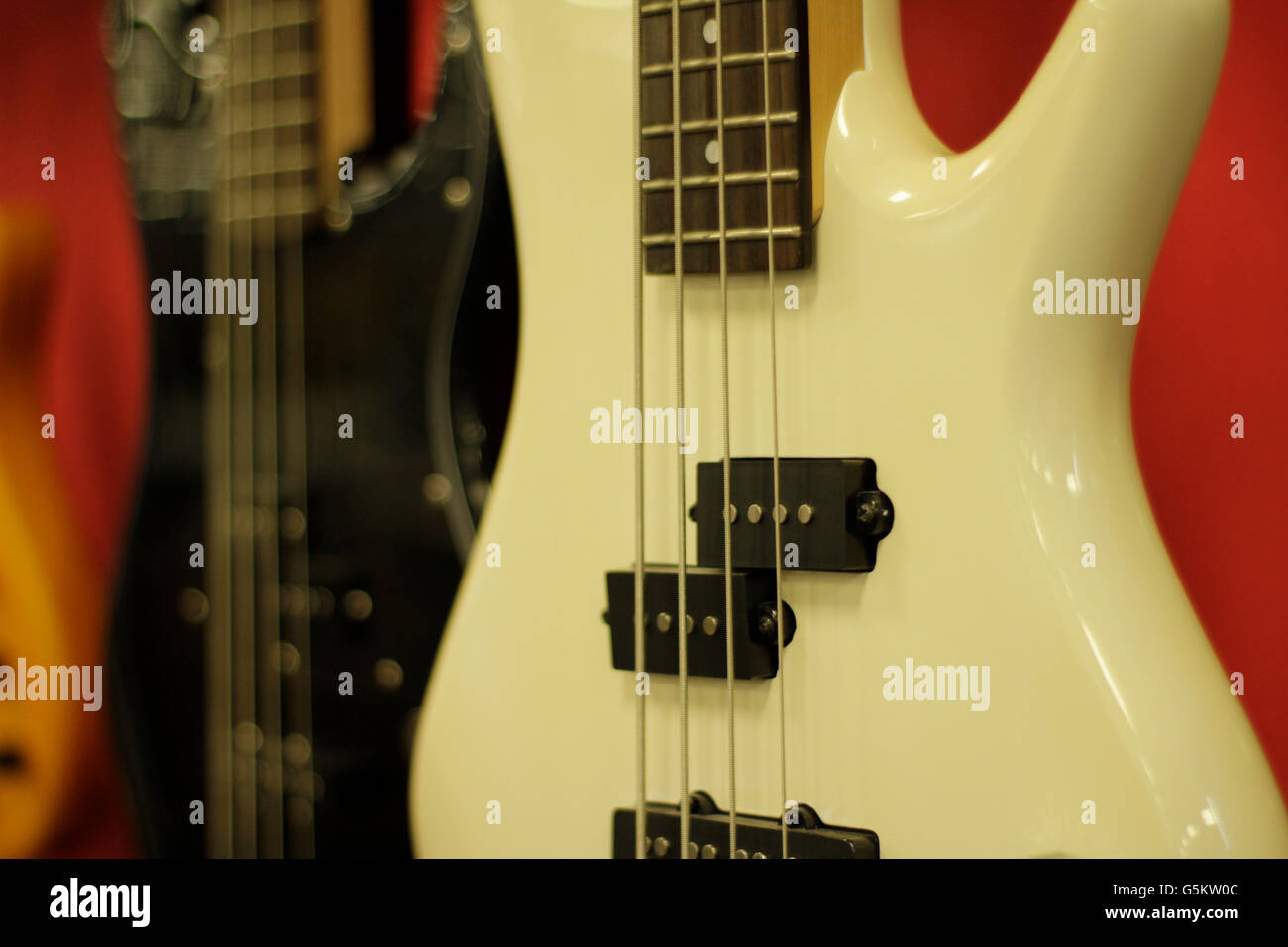 Foto von einigen e-Gitarren auf einem Musikgeschäft Stockfoto