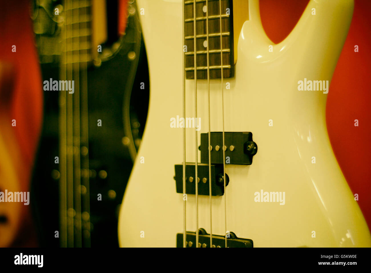 Foto von einigen e-Gitarren auf einem Musikgeschäft Stockfoto