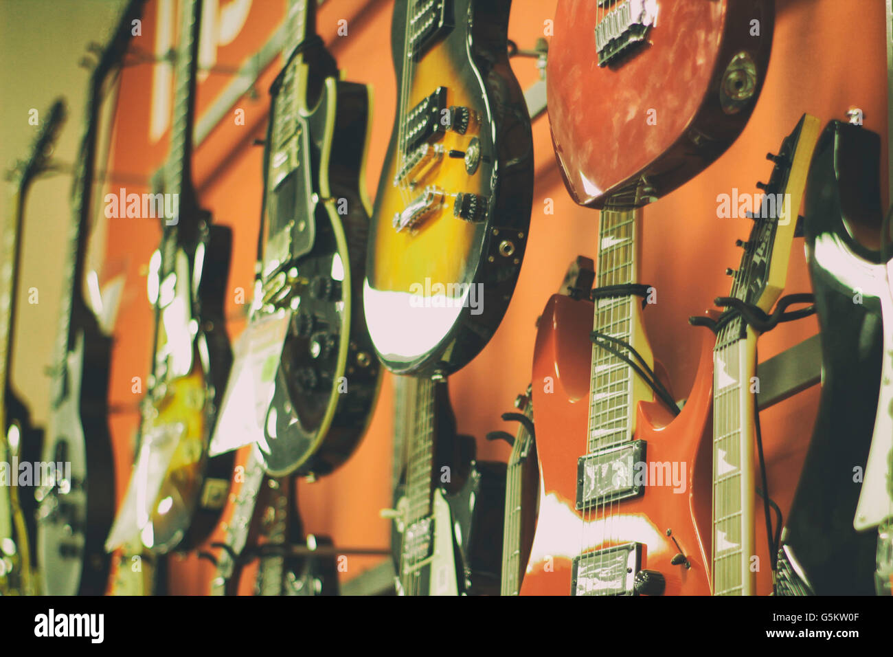 Foto von einigen e-Gitarren auf einem Musikgeschäft Stockfoto