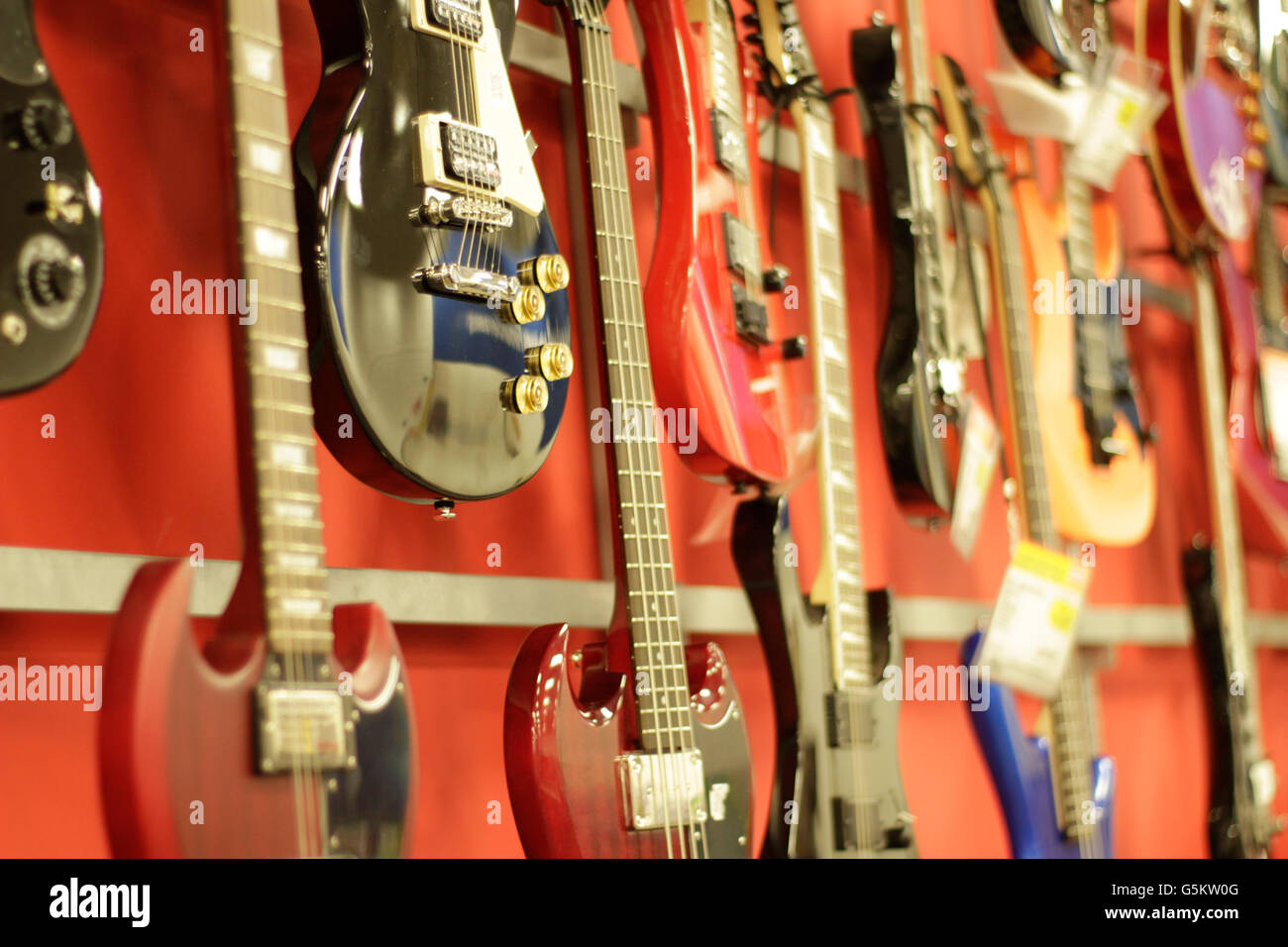 Foto von einigen e-Gitarren auf einem Musikgeschäft Stockfoto
