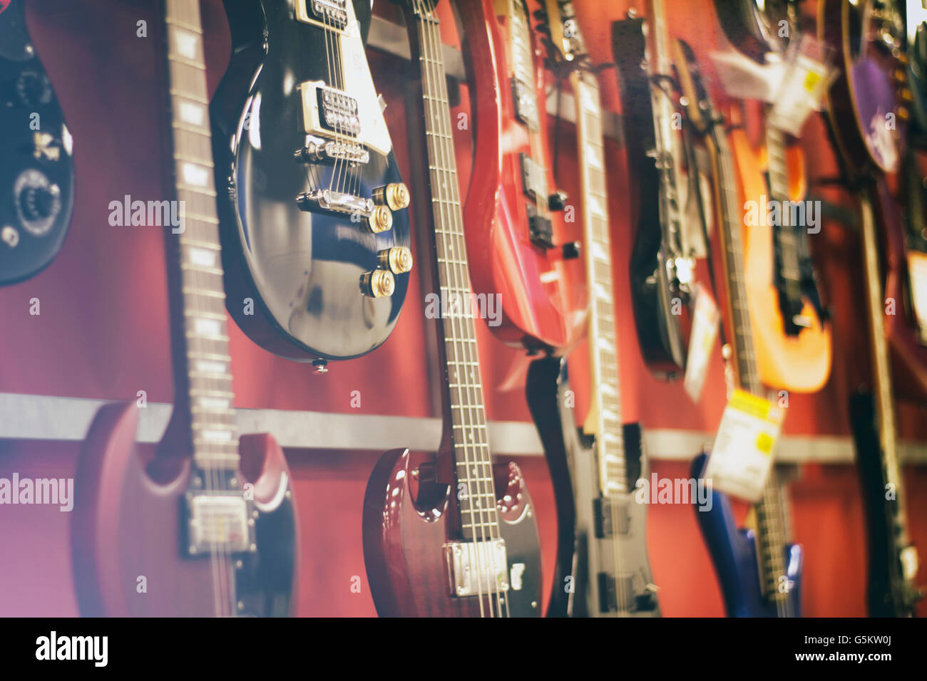 Foto von einigen e-Gitarren auf einem Musikgeschäft Stockfoto