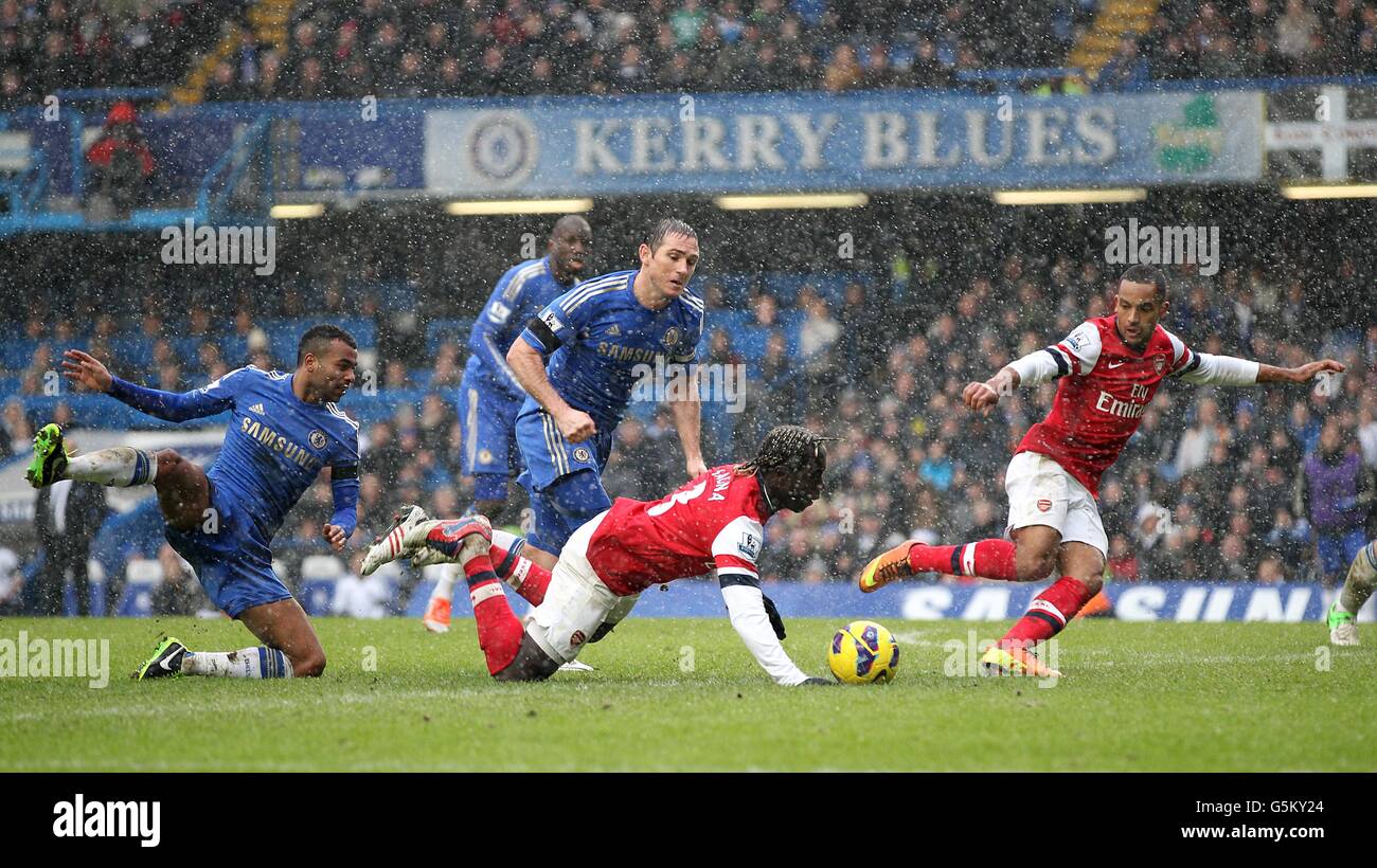 Fußball - Barclays Premier League - Chelsea / Arsenal - Stamford Bridge. Bacary Sagna von Arsenal (Mitte) fällt unter die Herausforderung von Ashley Cole von Chelsea (links) Stockfoto