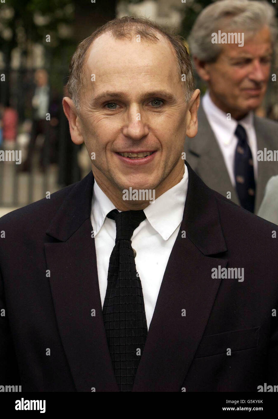 Der ehemalige Tänzer des Royal Ballet, Wayne Sleep, nach dem Besuch der Gedenkfeier der Gründerin des Royal Ballet Dame Ninette de Valois in Westminster Abbey, London. * .... Die 71-jährige Prinzessin Margaret, die zwei Schlaganfälle erlitten hat, besuchte den Gottesdienst in schwarzer Kleidung und mit schweren dunklen Gläsern. An einen Rollstuhl gebunden, sah ihr Gesicht geschwollen aus, eine scheinbare Nebenwirkung von Medikamenten. Margaret, eine sachkundige Ballettfan- und Ballettpräsidentin, gehörte zu den VIPs aus der Welt des Tanzes, um das Leben der Dame zu ehren, die im Alter von 102 Jahren im Schlaf starb. Stockfoto