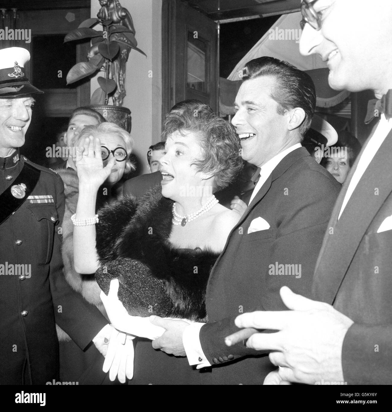 Die Schauspielerin Judy Garland und ihr CoStar Dirk Bogarde kommen im