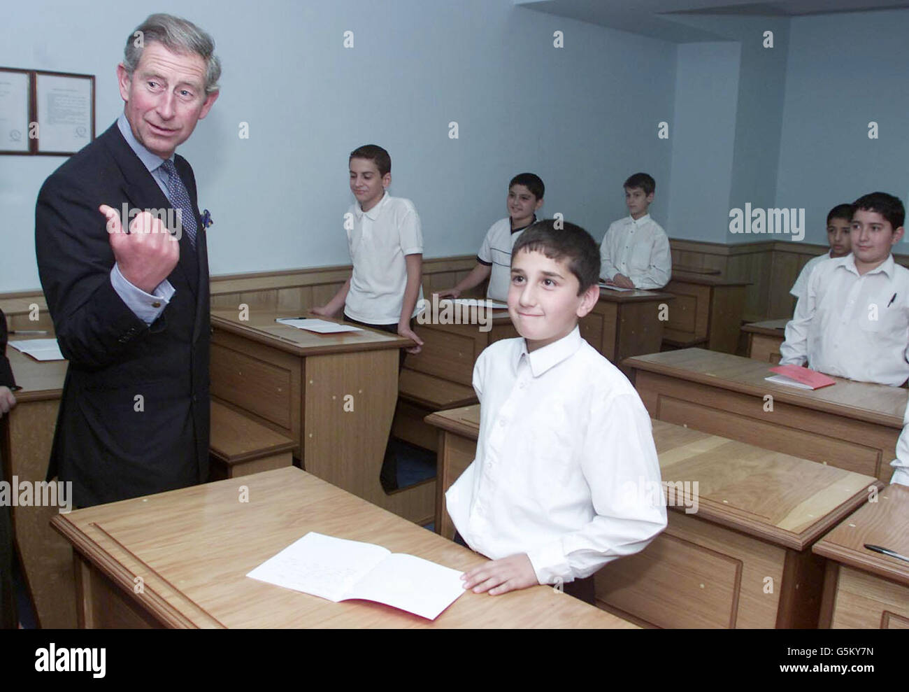 Der Prinz von Wales trifft Abdullah Ozpalas, 10, im Klassenzimmer bei einem Besuch in der Suleymaniye Moschee im Osten Londons. Der Prinz bat, die Londoner Moschee zu besuchen, die die größte in Westeuropa ist. * kurzfristig nach den Terroranschlägen in den USA, die vermutlich von islamischen Extremisten verübt wurden. Kemal Kaymakci, Vorstandsmitglied des islamischen Zentrums, applaudierte dem Besuch des Prinzen und behauptete, seine Religion habe keinen Platz für Terrorismus. Stockfoto