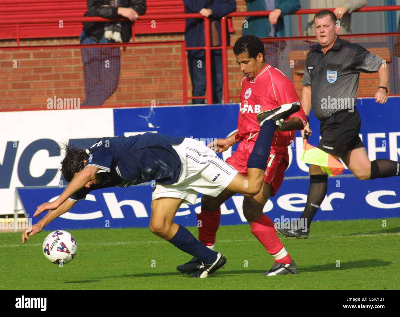Aberdeen's Hicaham Zerouali (rechts) fordert Dundees Walter Del Rio ...