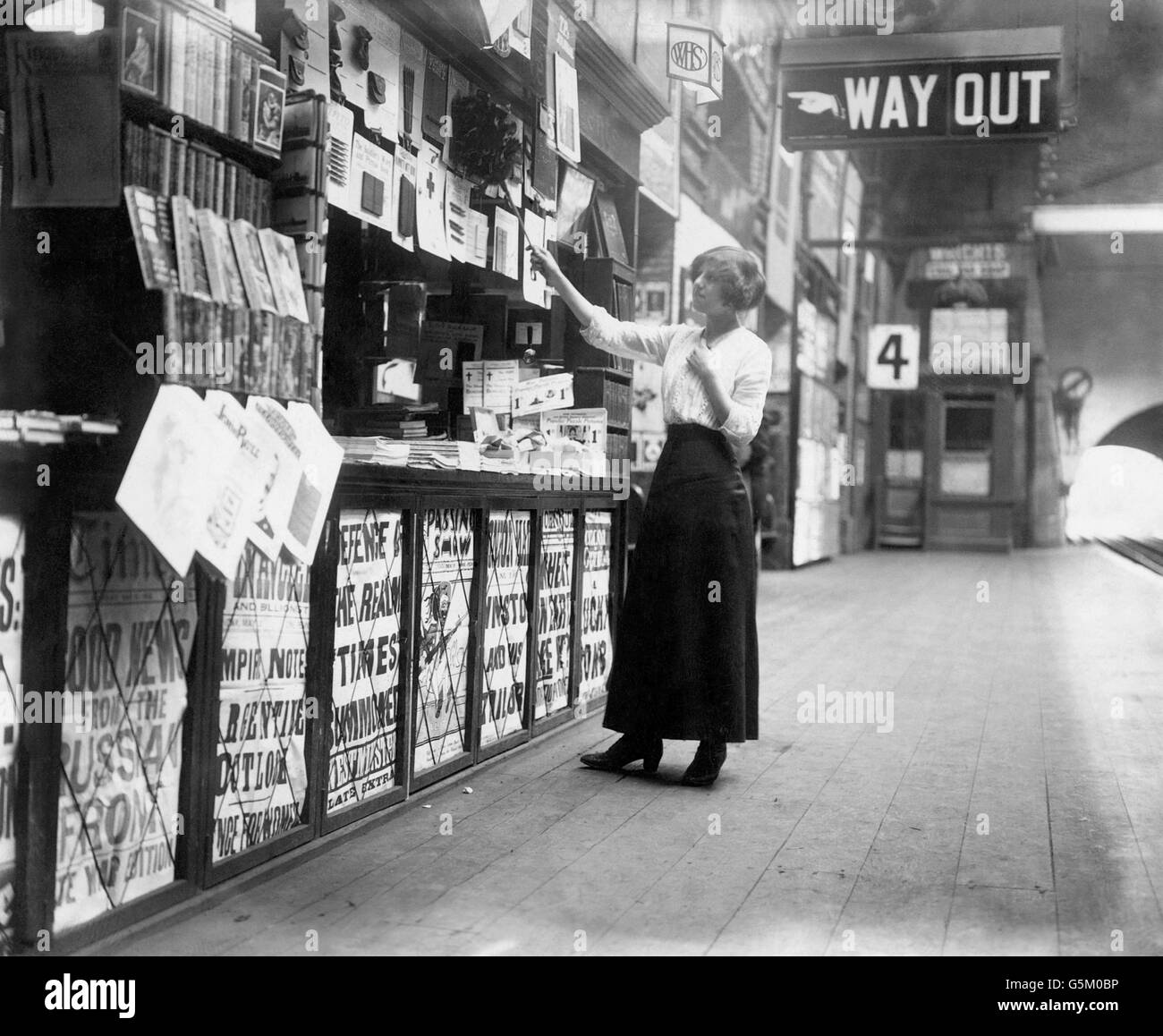 Eine weibliche Buchstand-Assistentin bei der Arbeit während des Ersten Weltkriegs. Stockfoto