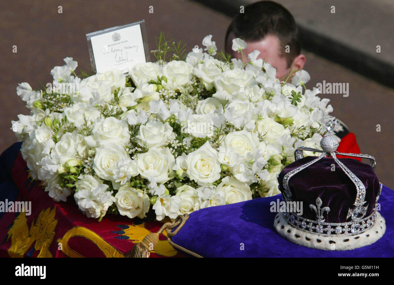 Blumen mit der Botschaft "in loving Memory, Lilibet" von Königin Elizabeth II liegen auf dem Sarg von Königin Elizabeth, der Königin Mutter, wie es auf einem Gewehrwagen zu Beginn der zeremoniellen Prozession zum liegend-in-State in der Westminster Hall platziert. * Tausende von Trauernden säumten den Weg, um der Königin Mutter, die am vergangenen Samstag im Alter von 101 Jahren starb, ihre letzte Ehre zu erweisen. Ihr Begräbnis findet am 9. April statt, danach wird sie in der St. George's Chapel in Windsor neben ihrem verstorbenen Ehemann König George VI. Beigesetzt Stockfoto