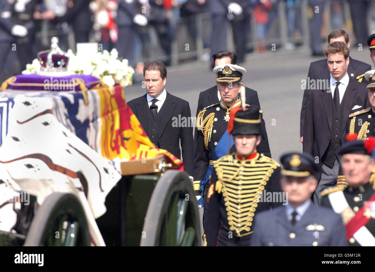 Der Prinz von Wales (Mitte) Viscount Linley (links) und Prinz William (rechts) folgen dem Sarg der britischen Königin Mutter während der feierlichen Prozession von der Queen's Chapel zur Westminster Hall in London, wo sie bis zu ihrer Beerdigung im Staat liegen wird. Stockfoto