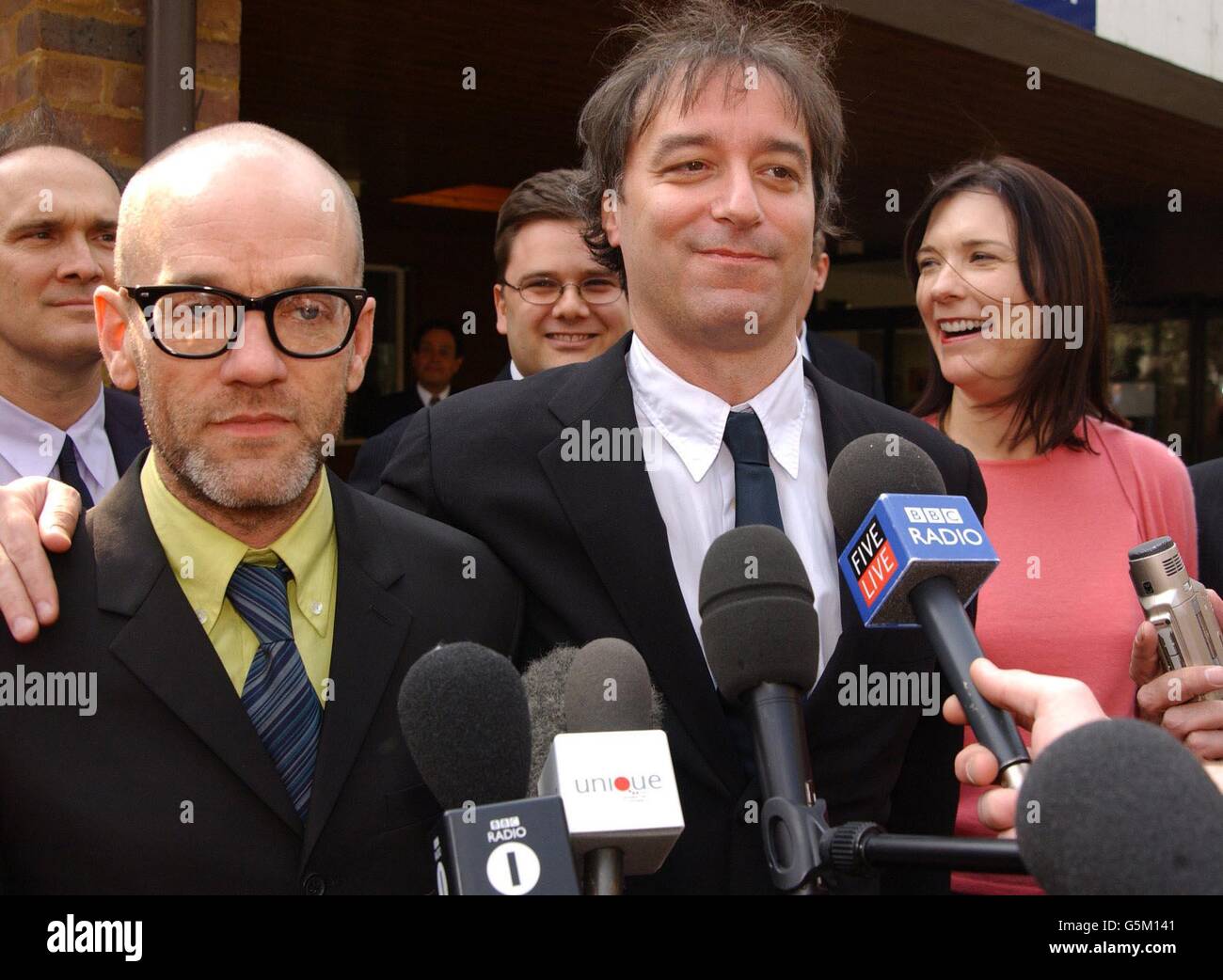 REM-Sänger Michael Stipe und Gitarrist Peter Buck (rechts) sprachen mit dem Medien-Crown Court Isleworth im Westen Londons, nachdem Buck während eines betrunkenen Flugzeugexpeppens von der Durchsuchung einer erstklassigen Kabine befreit wurde. Stockfoto