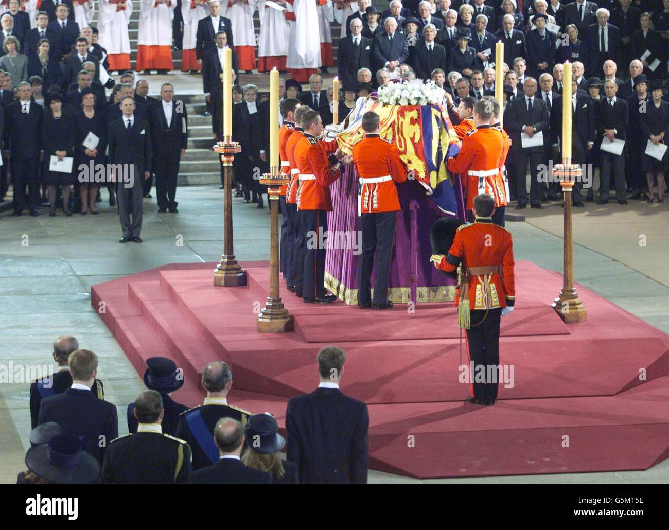 Mitglieder der königlichen Familie, unten links, beobachten, wie der Sarg der britischen Königin Mutter zur Ruhe kommt, um im Staat in Westminster Hall zu liegen. Das Begräbnis der Königin Mutter wird am Dienstag, den 9. April stattfinden. Stockfoto