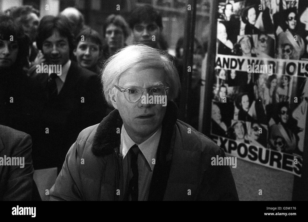 Der umstrittene amerikanische Künstler Andy Warhol, der vor allem für seine riesigen Campbell's Suppenbilder bekannt ist, war im Arts Council Shop in London, als er Kopien seines neuen Buches 'Andy Warhol's Exposures' signierte. Stockfoto