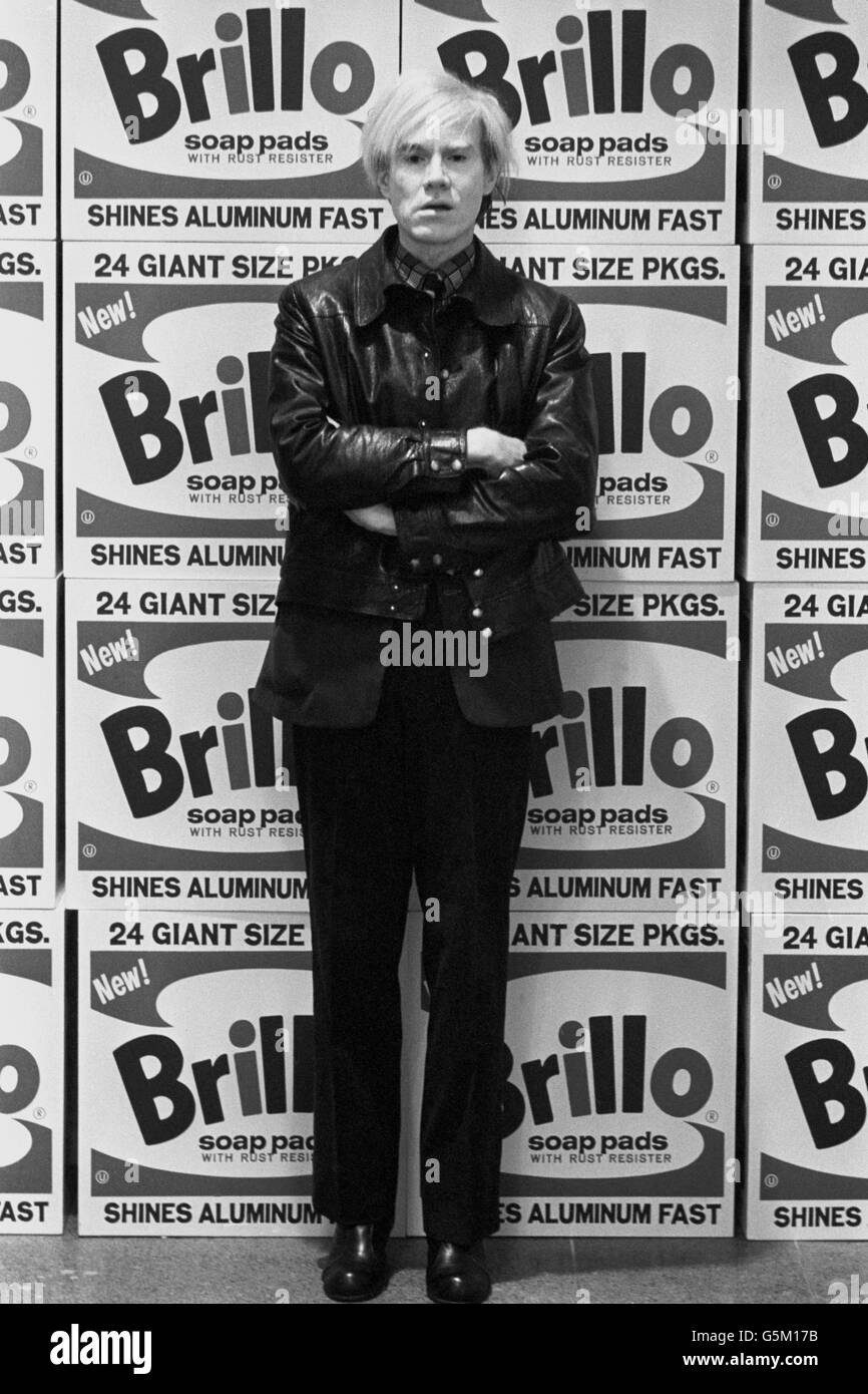 Hinter dem Künstler Andy Warhol verbirgt sich sein Kunstwerk The Brillo Boxes bei der heutigen Pressevorschau der Andy Warhol-Ausstellung in der Tate Gallery in Millbank. Warhol, tschechoslowakischer Abstammung, ist ein US-amerikanischer Popmaler und Filmemacher. Stockfoto