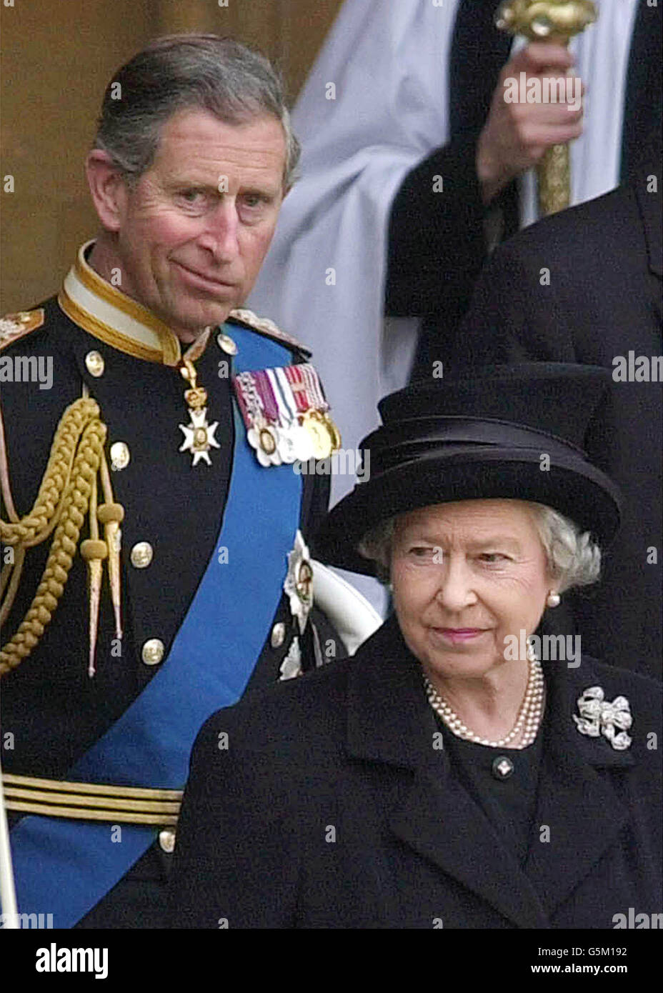 Königin Elizabeth II., rechts, verlässt Westminster Hall, gefolgt vom Prince of Wales, nachdem der Sarg der Queen Mother dort zum Lie-in-State platziert wurde. Die Beerdigung der Königin-Mutter wird am 9. April stattfinden. Stockfoto