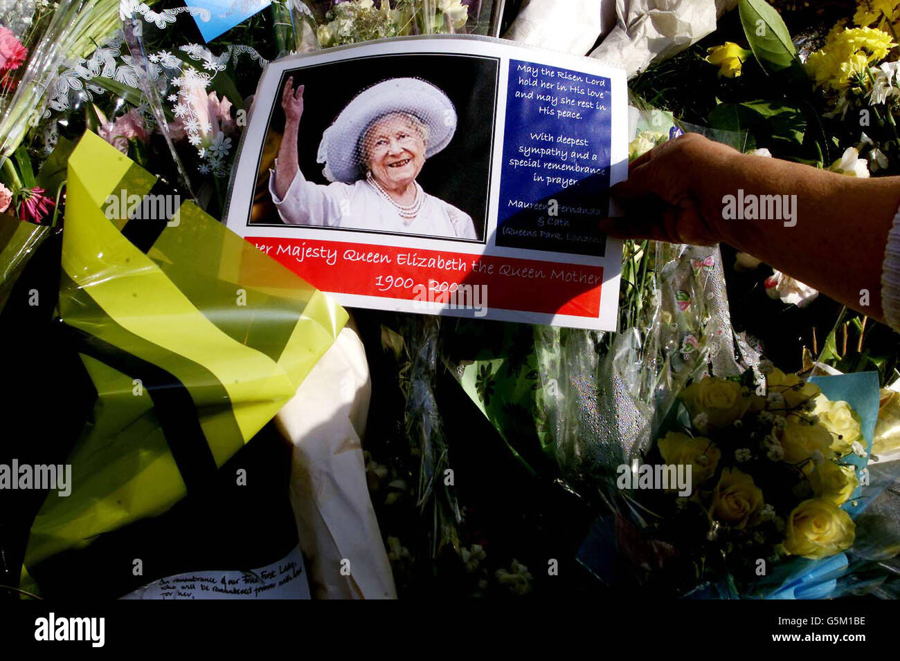 Blumen im Schloss Windsor, die der Königin, die im Alter von 101 Jahren starb, Respekt zollen. Stockfoto