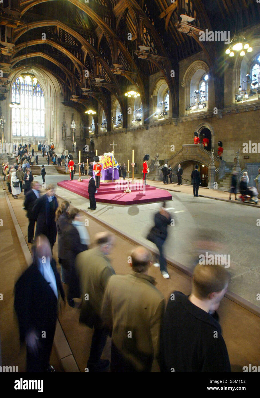 Wachbeamte bewachen den Sarg von Königin Elizabeth, der Königin-Mutter, die im Staat in der Westminster Hall liegt, während Mitglieder der Öffentlichkeit vor ihrer Beerdigung in der Westminster Abbey ihre letzte Ehre erweisen. Stockfoto