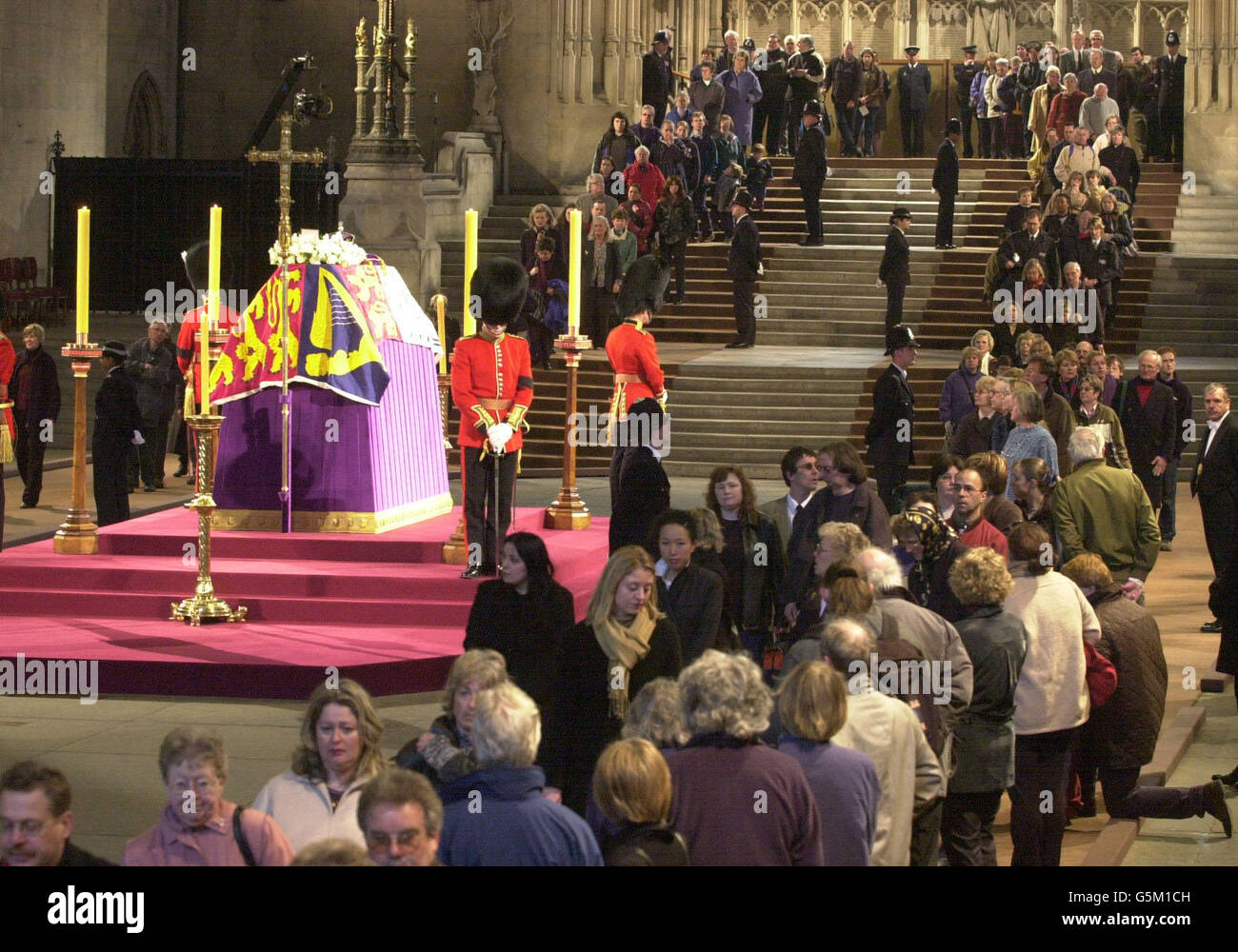 Wachoffiziere bewachen den Sarg von Königin Elizabeth, der Königin-Mutter, die im Staat in der Westminster Hall liegt, vor ihrer Beerdigung in der Westminster Abbey. Stockfoto