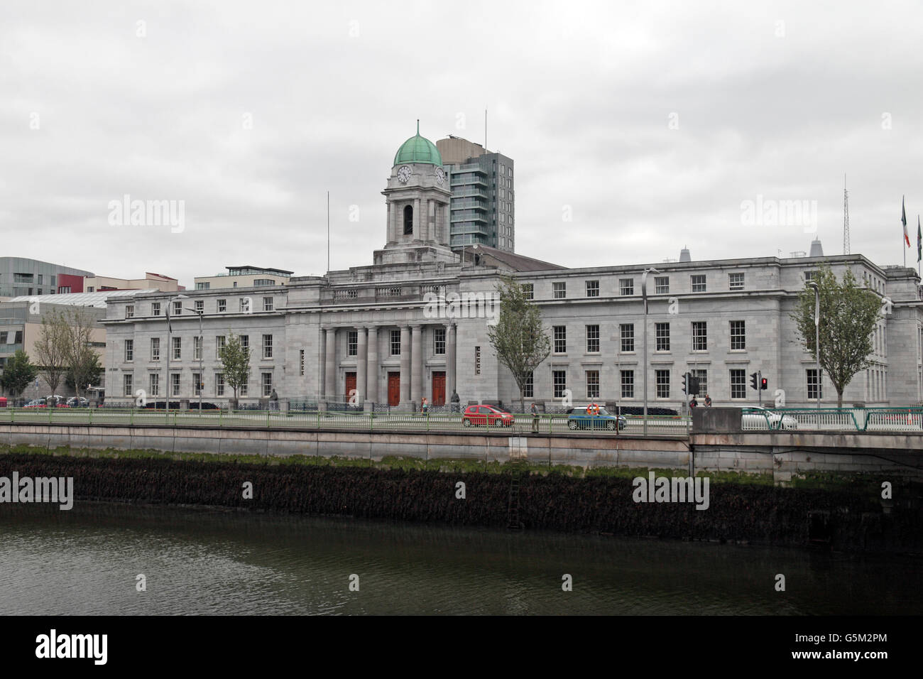 Kork, Stadtrat, Rathaus, Albert Quay und der Fluss Lee, Stadt Cork, County Cork, Irland (Eire). Stockfoto