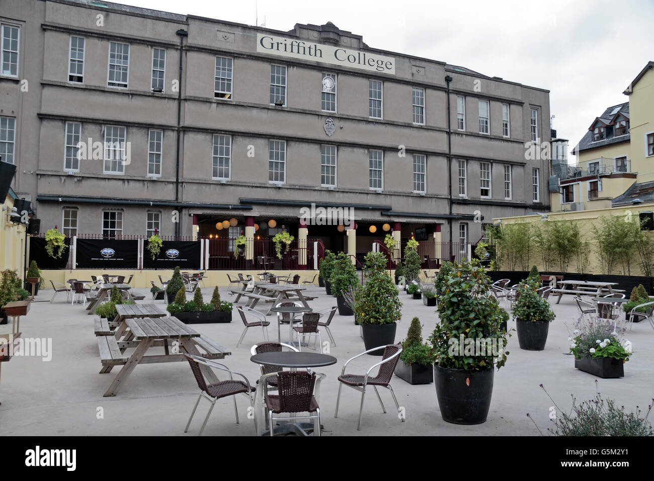 Griffith College betrachtet aus dem Garten des Restaurants in der Stadt Cork, County Cork, Irland (Eire) Flying Enterprise. Stockfoto