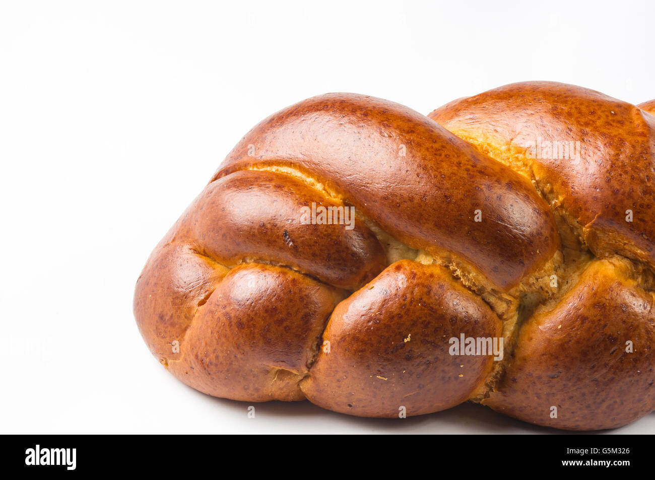 Brocken großes geflochtenes Brot auf weißem Hintergrund Stockfoto