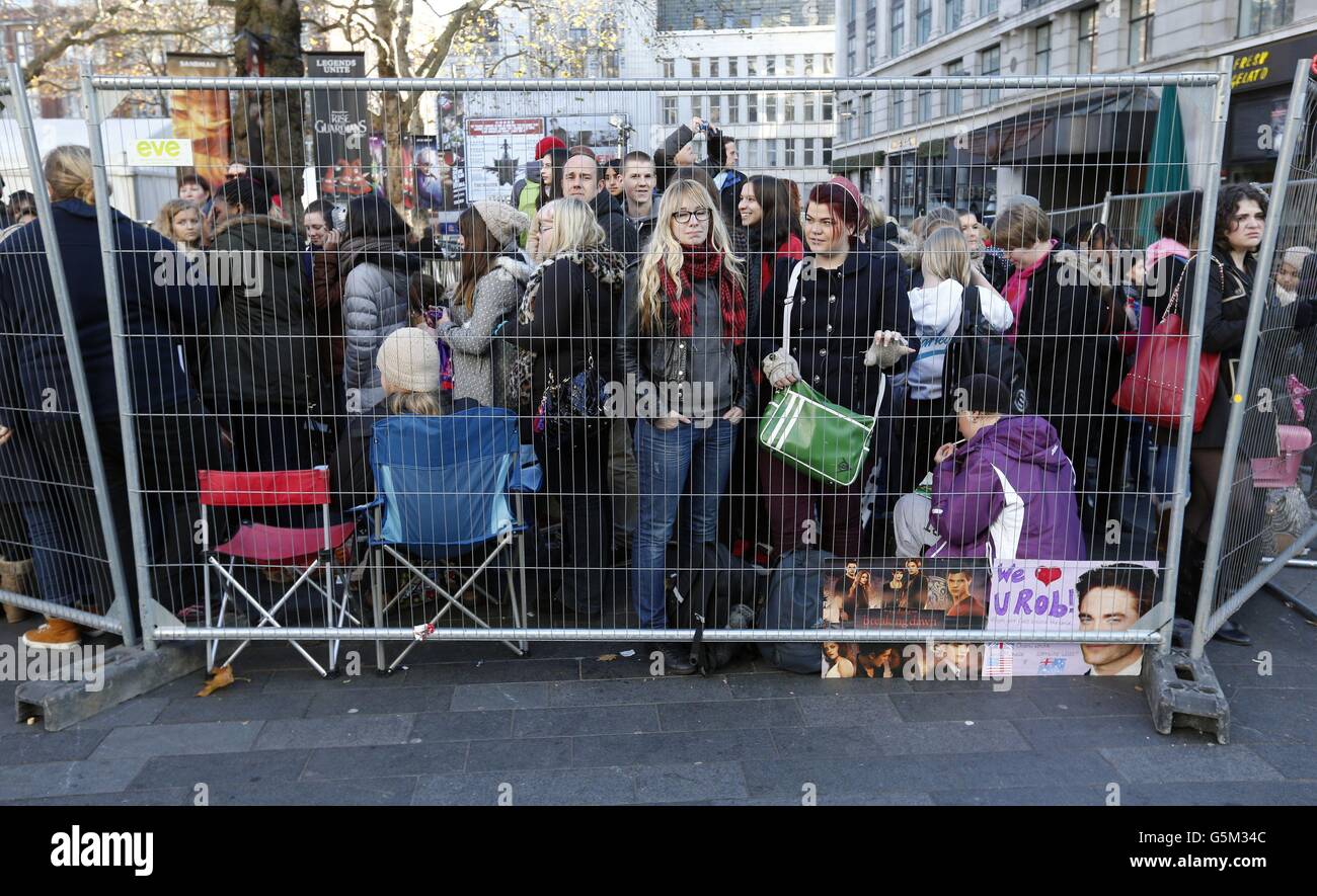 Twilight-Filmfans treffen sich in Kugelschreibern auf dem Leicester Square vor der Premiere von 'Twilight: Breaking Dawn Part 2. Stockfoto