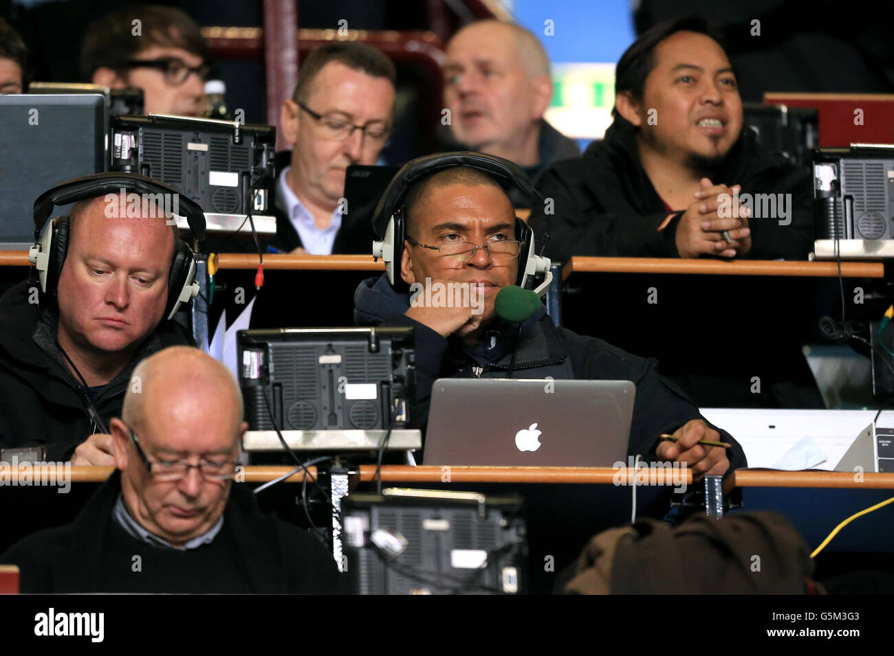 Fußball - Barclays Premier League - Aston Villa gegen Manchester United - Villa Park. TalkSPORT-Moderator Stan Collymore auf den Tribünen Stockfoto