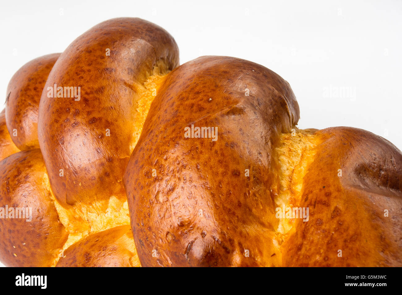 Brocken großes geflochtenes Brot auf weißem Hintergrund Stockfoto