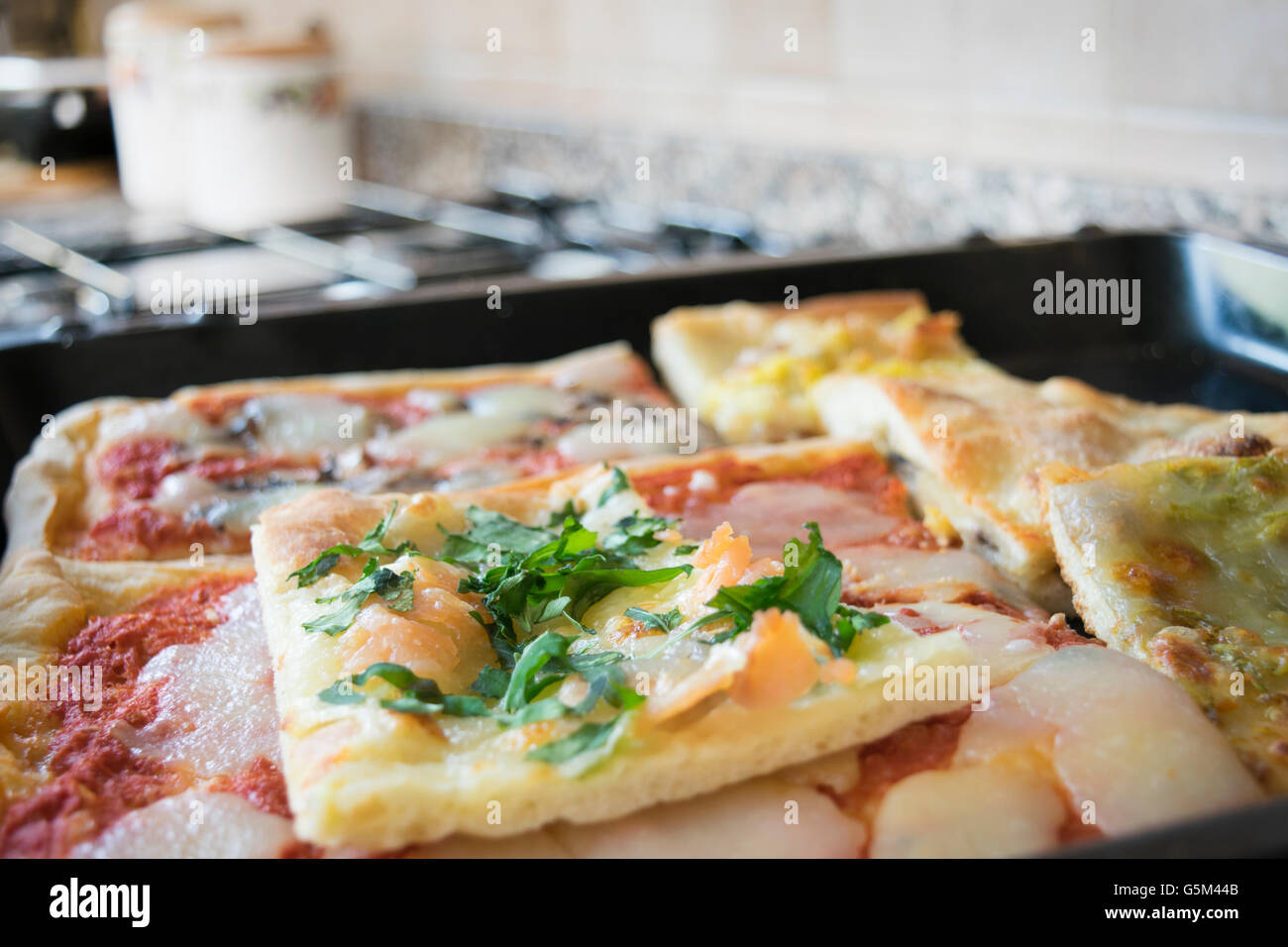 Keil hausgemachte Pizza mit Lachs, Mozzarella und Rucola Stockfoto