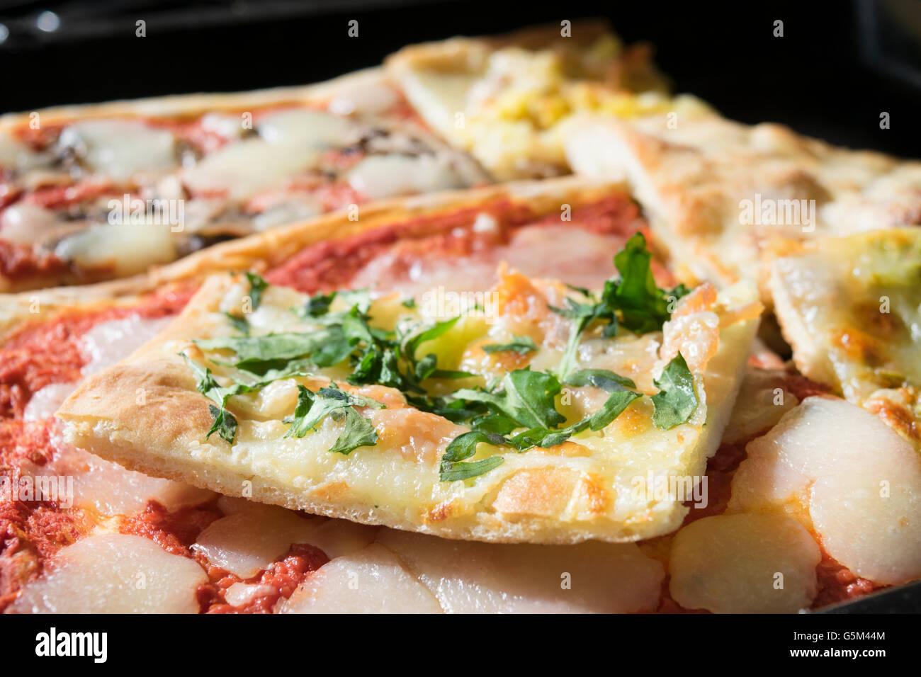 Keil hausgemachte Pizza mit Lachs, Mozzarella und Rucola Stockfoto
