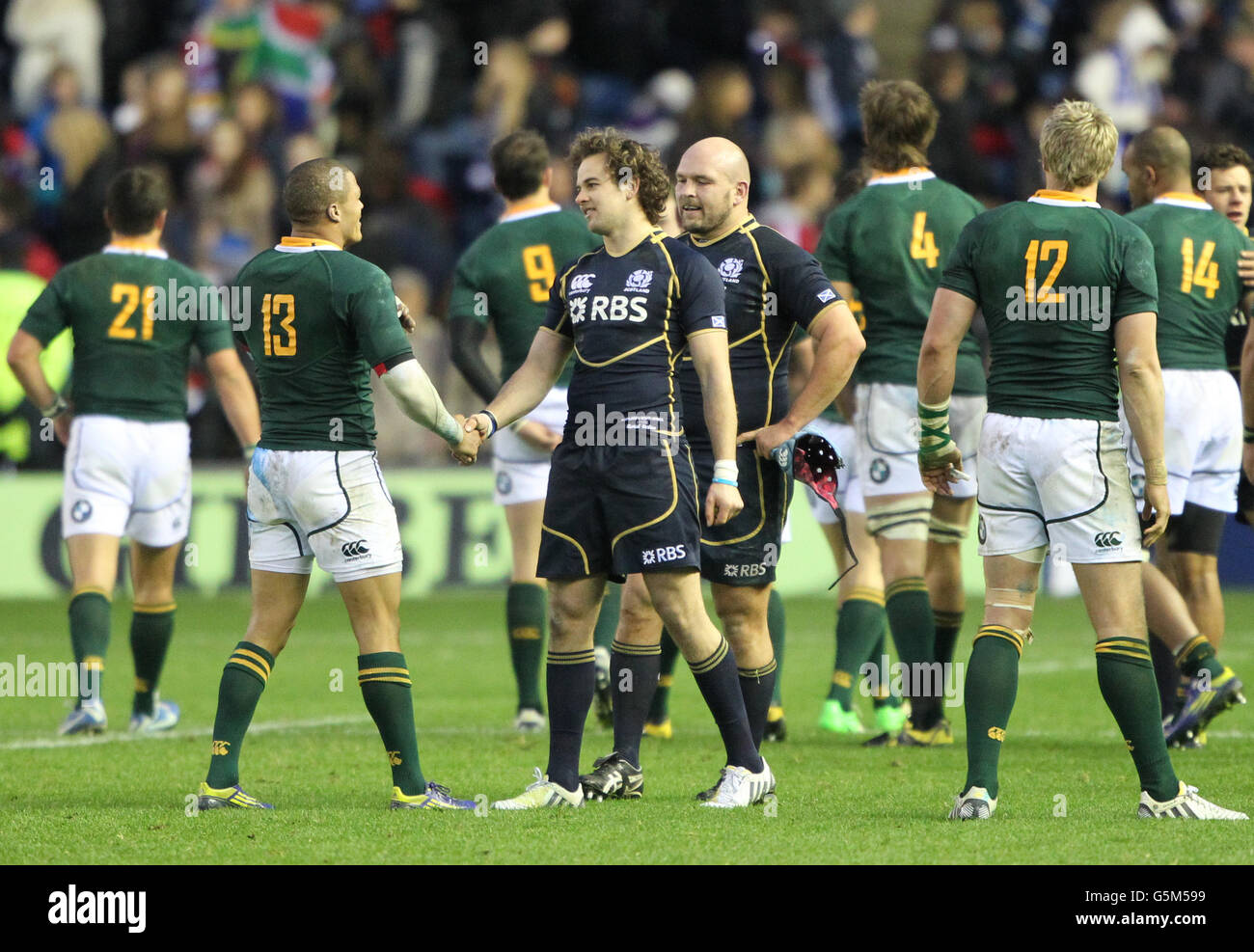 Der schottische Ruaridh Jackson schüttelt sich die Hände mit Jean De Jonghu, nachdem er während des EMV-Testmatches in Murrayfield, Edinburgh, gegen Südafrika verloren hatte. Stockfoto