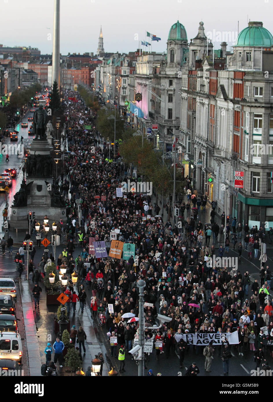 Die Menschen marschieren in der O'Connell Street in Dublin hinunter, um nach dem Tod der Inderin Savita Halappanavar eine Abtreibungsgesetzgebung zu fordern. Stockfoto