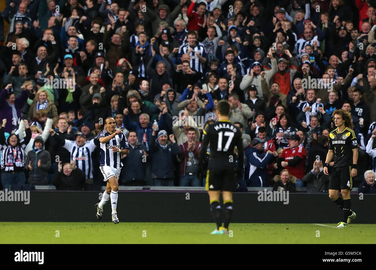 Peter Odemwingie von West Bromwich Albion feiert den zweiten Platz seiner Seite Tor vor den Fans Stockfoto