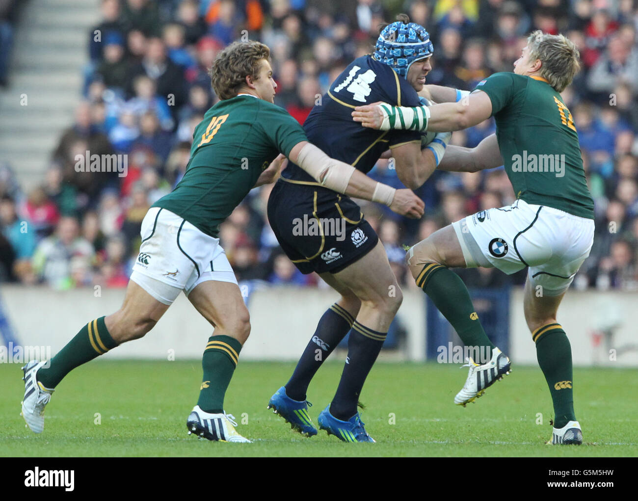 Rugby Union - EMV-Test - Schottland / Südafrika - Murrayfield. Der schottische Sean Lamont stellt den südafrikanischen Jean De Villers während des EMC Test Matches in Murrayfield, Edinburgh, in den Kampf. Stockfoto