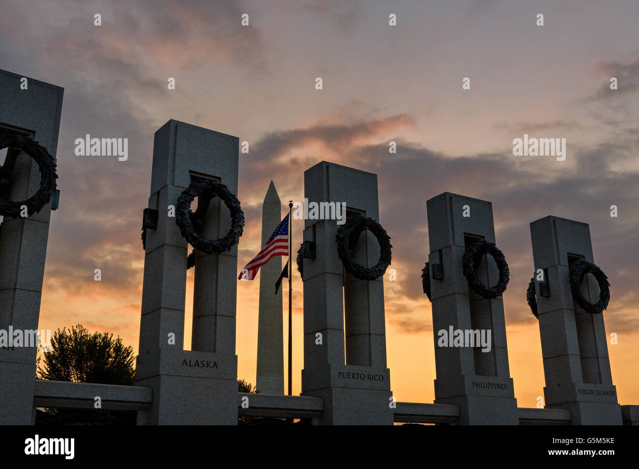 Sonnenuntergang über dem Washington Monument, eingerahmt von der National World War II Memorial in Washington, DC. Stockfoto