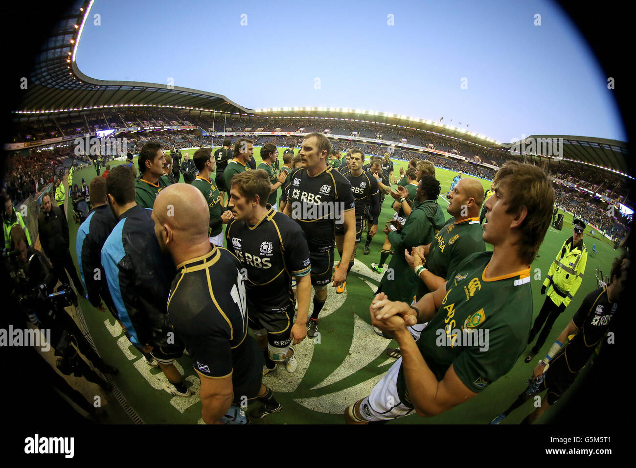 Schottland Spieler werden von Südafrika nach der Niederlage während des EMC Test Match in Murrayfield, Edinburgh geklatscht. Stockfoto
