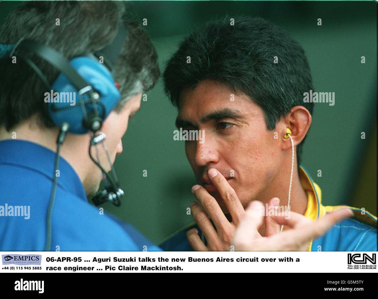 06-APR-95 ... Aguri Suzuki spricht mit einem Renningenieur über die neue Rennstrecke in Buenos Aires Stockfoto