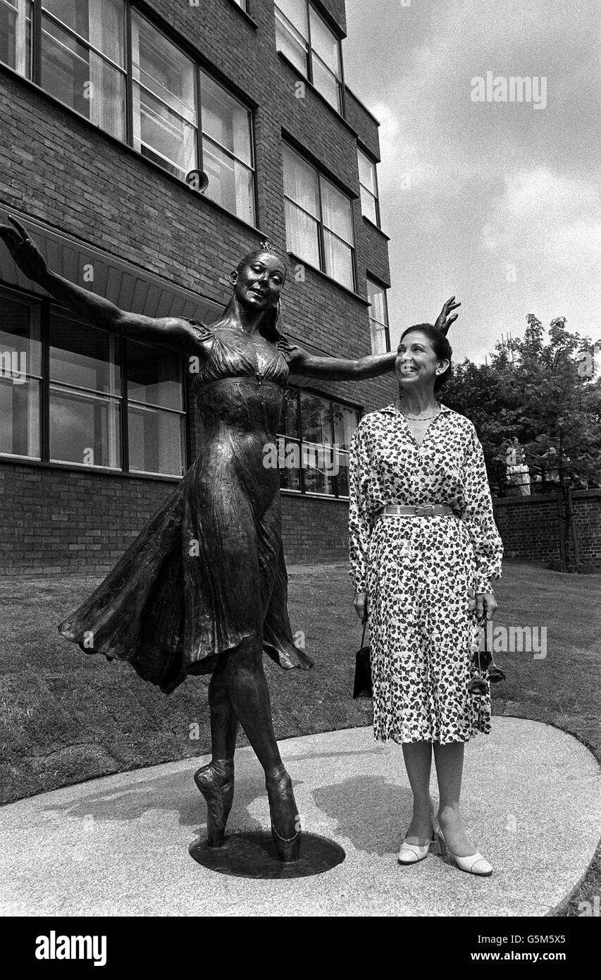 Ballerina Dame Margot Fonteyn bewunderte die Bronzestatue ihrer selbst vom Bildhauer Nathan David, die sie bei einem Besuch in ihrem Geburtsort in Reigate, Surrey, enthüllt hatte. Stockfoto