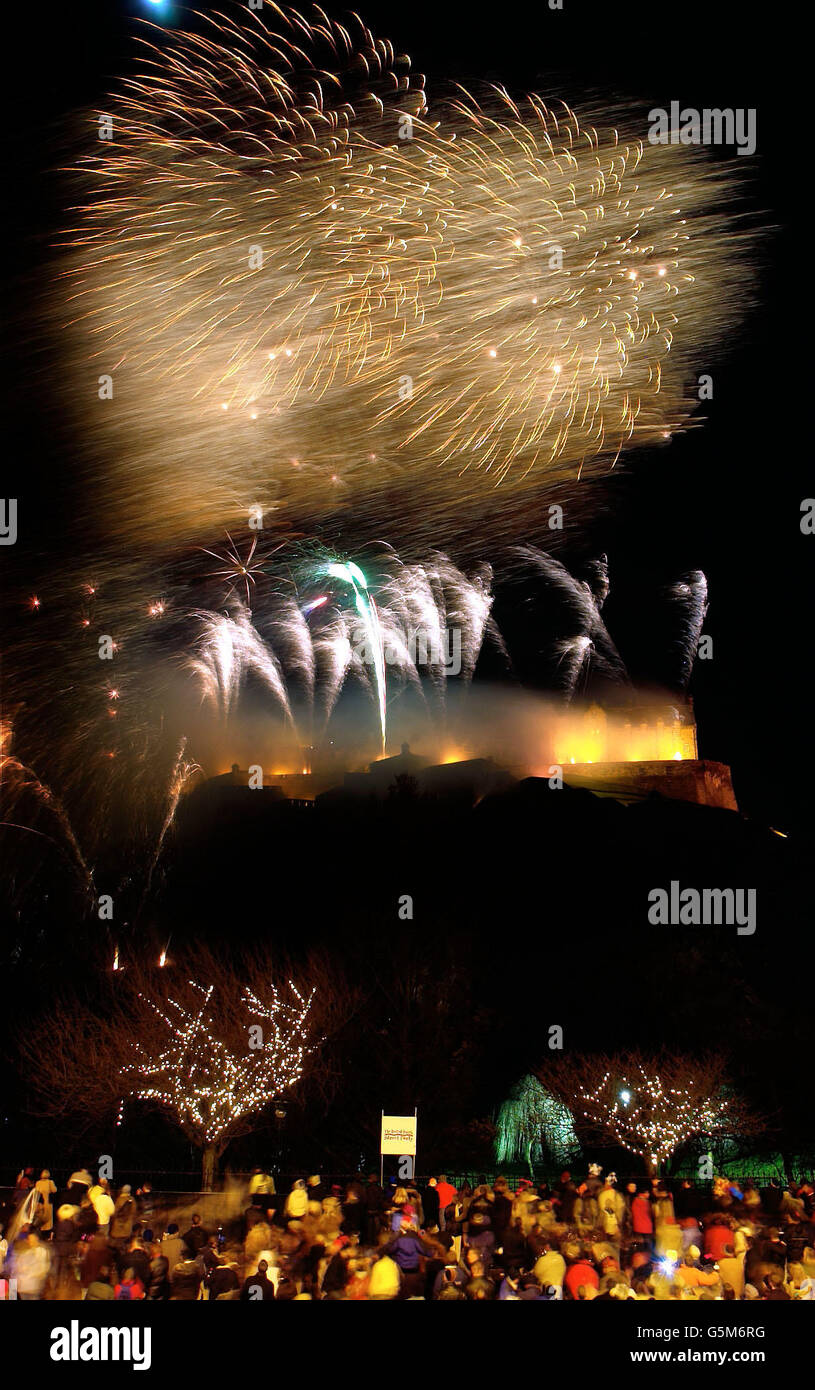 Feuerwerk über Edinburgh Castle um Mitternacht heute Abend 1. Januar 2002, um das neue Jahr einzuläuten. Lawepi Stockfoto