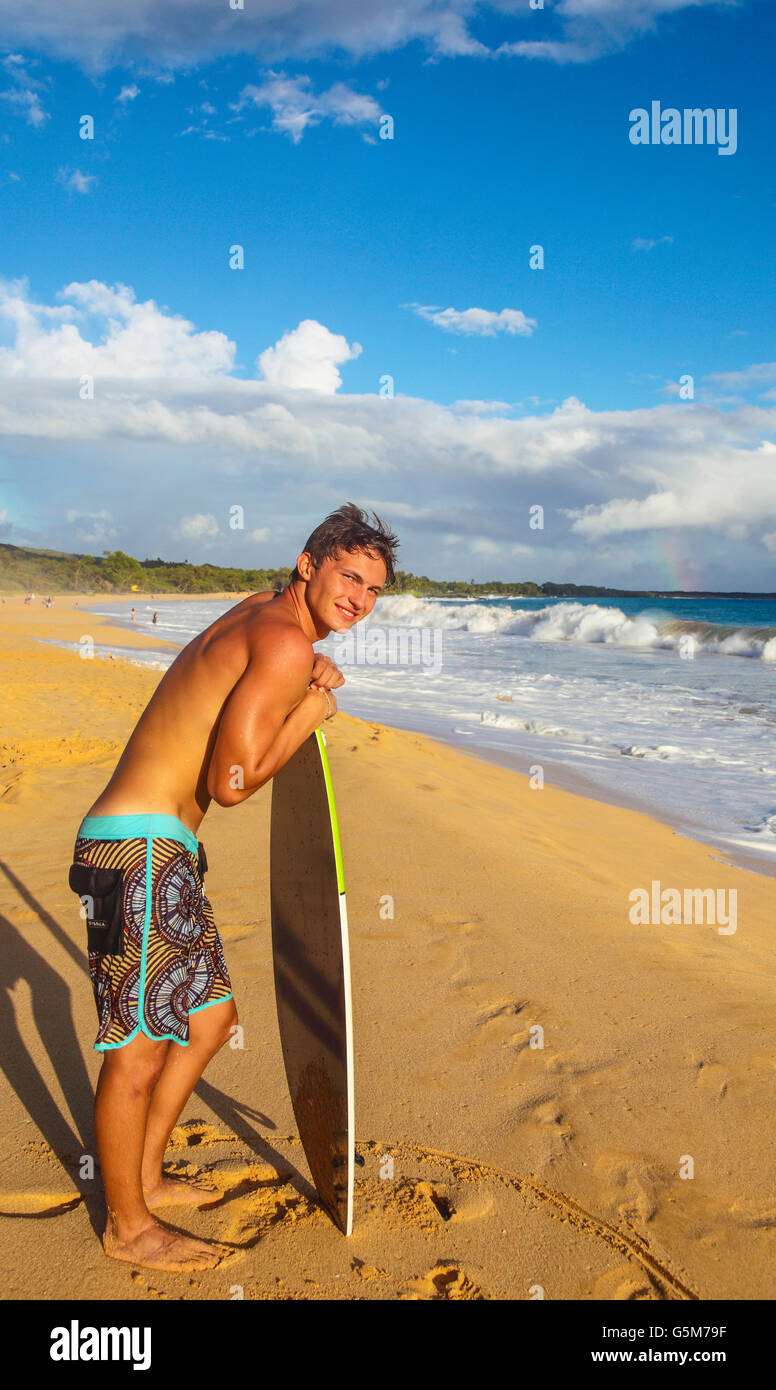 Skimboarder am Big Beach im Makena State Park mit Blick auf Regenbogen Stockfoto