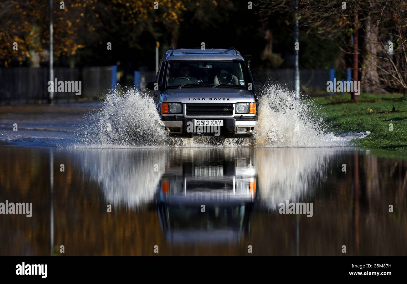 Autos machen ihren Weg durch Überschwemmungen an Waterfront, Evesham in Worcestershire. Stockfoto