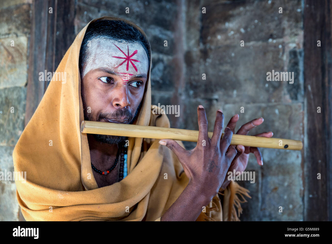 Ein sadhu oder heiligen Mann mit einer Flöte, Pashupatinath Tempel, Kathmandu, Nepal Stockfoto