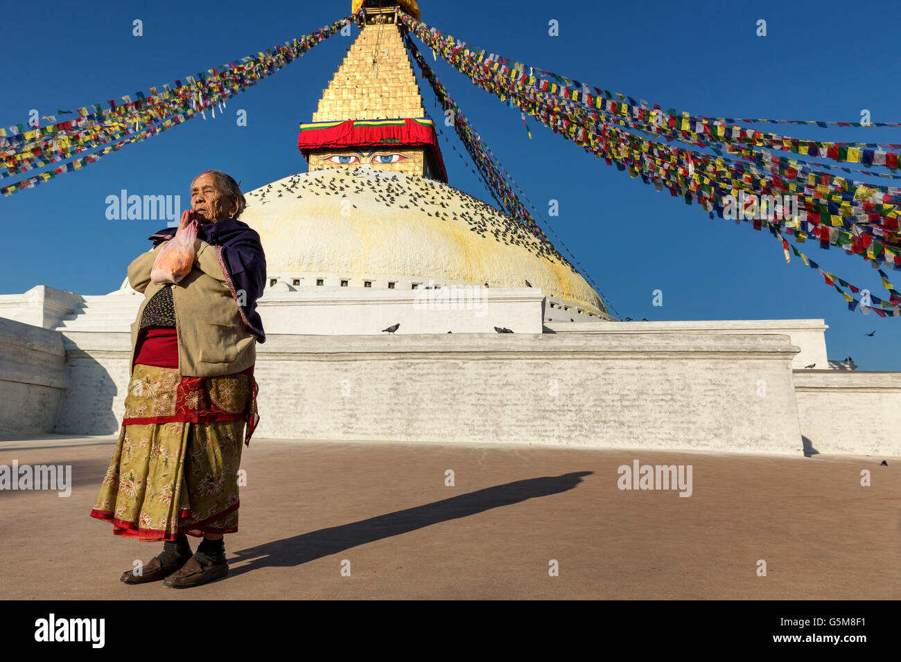 Buddhistische Frau beten vor Boudhanath Stupa, Kathmandu, UNESCO World Heritage Site, Nepal Stockfoto